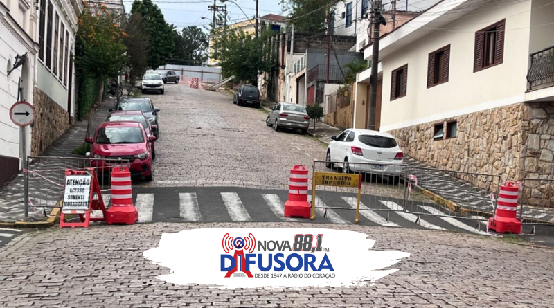 A Prefeitura de Amparo deu início às obras de revitalização do muro localizado na Rua Carlos Gomes, situado no Centro Histórico do município. A intervenção faz parte do plano de manutenção urbana e preservação do patrimônio histórico local.